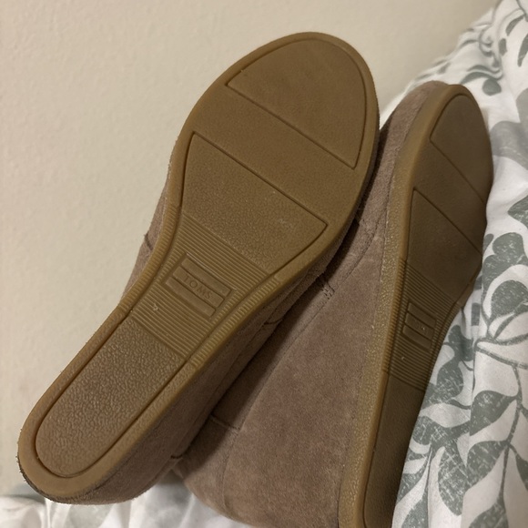 Toms Tan Ankle Boots with Wedge Heel and Soft Suede Material - Picture 4 of 4